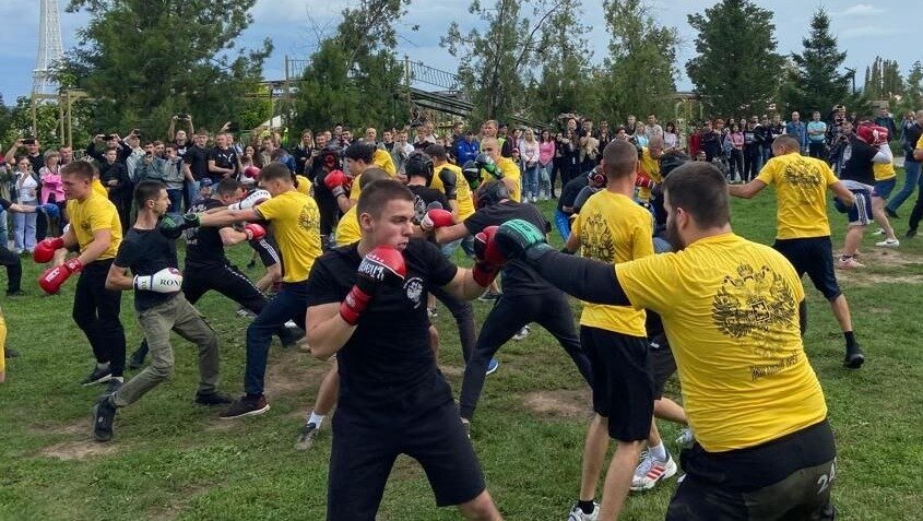     Массовую драку устроили волгоградцы в ЦПКиО сегодня вечером, сообщает издание «НовостиВолгограда.ру».