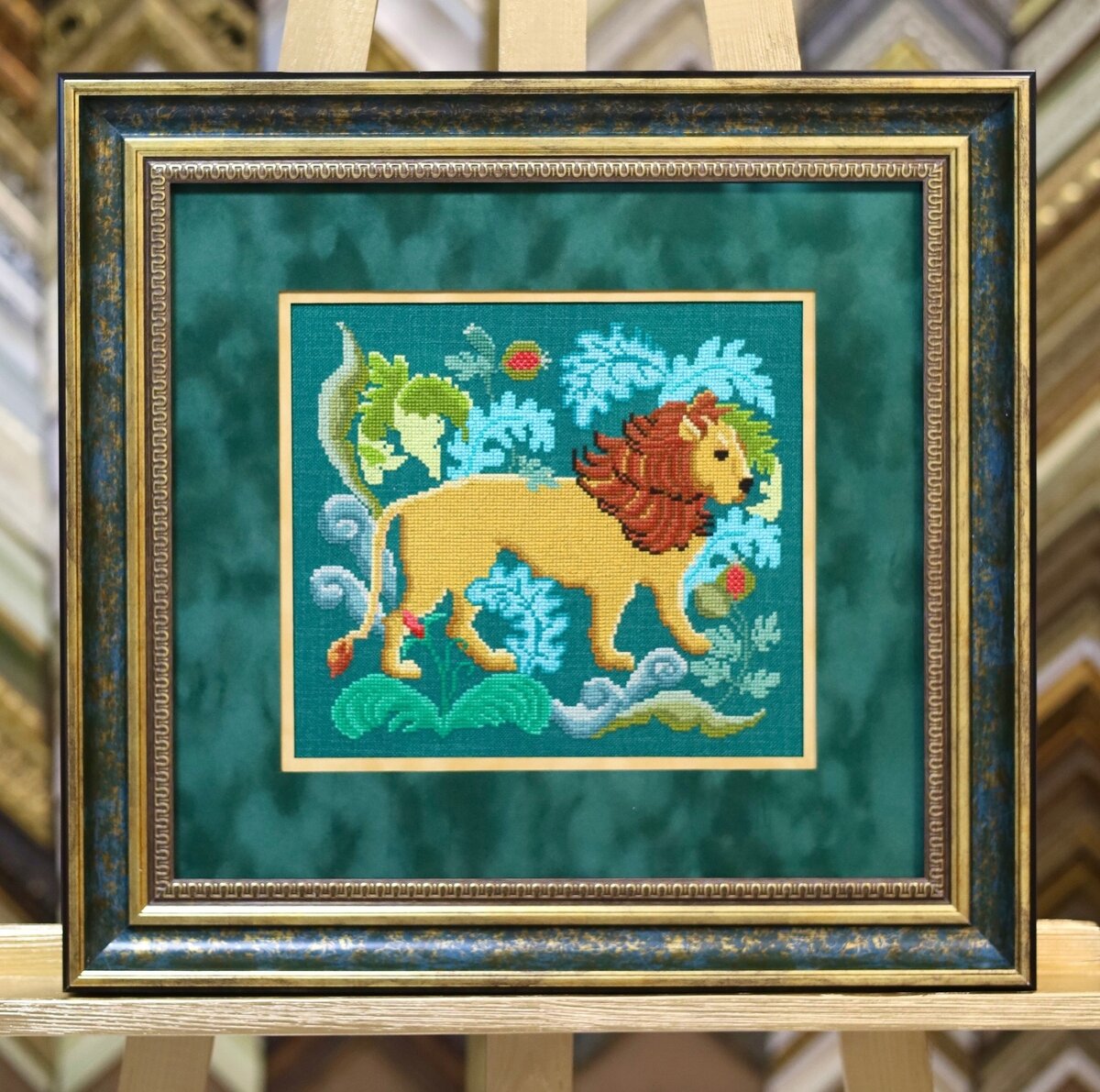 "Tapestry Lion"  по схемам Charlotte Holder
