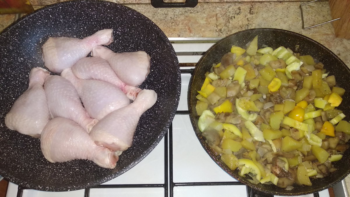 Овощи тушатся, занимаемся курицей