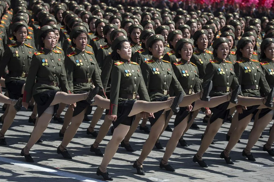Парад Северной Кореи женщины маршируют. Парад КНДР женщины. Марширующие женщины Северной Кореи. Северная Корея парад КНДР.