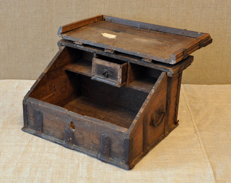 а вот так сундук подголовник выглядел изнутри.