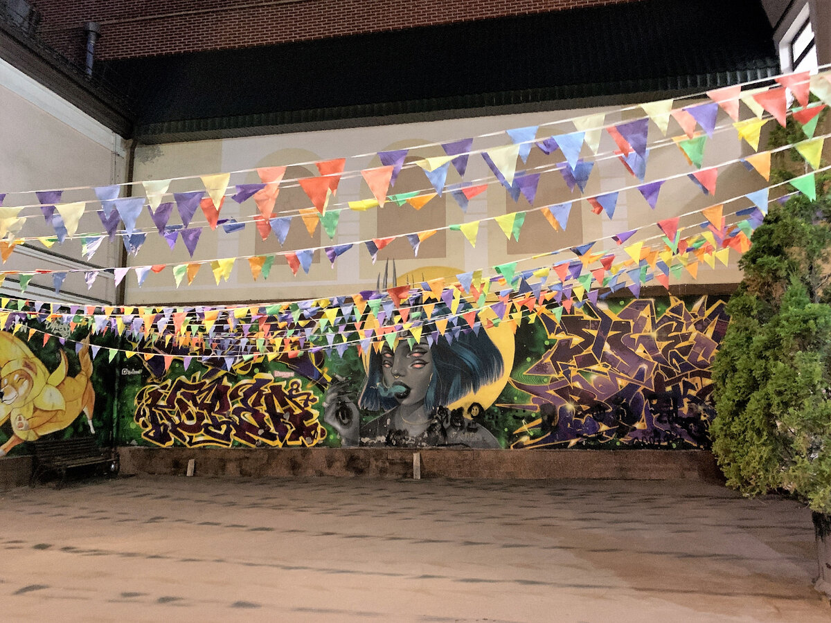 Площадка, где стайка девочек записывали при нас танец для вайна (кажется это так называется)