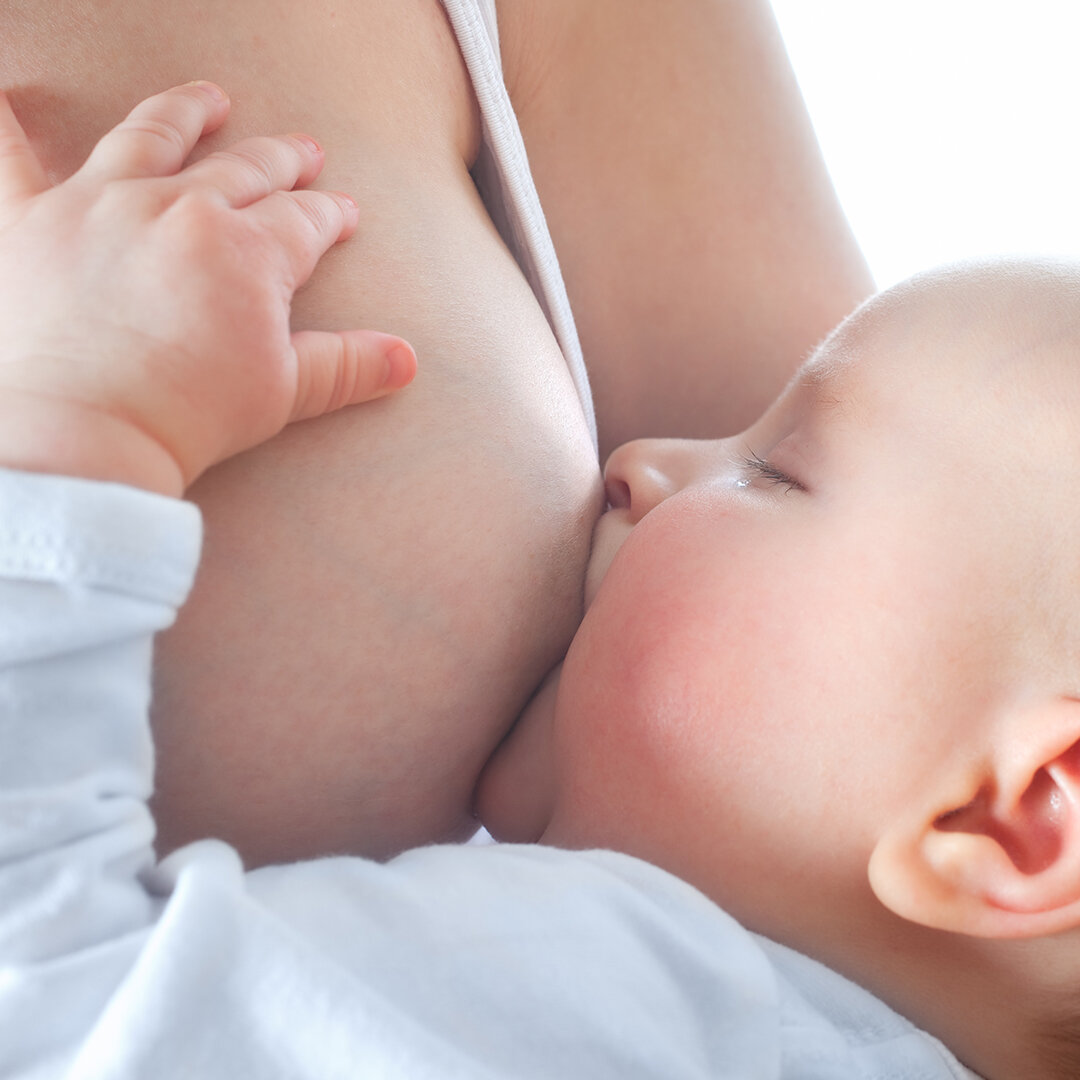 Ошибки в прикладывании малыша к груди | Pigeon • для мам и малышей | Дзен