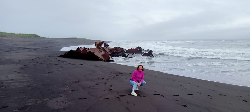 Фото на фоне обломков корабля