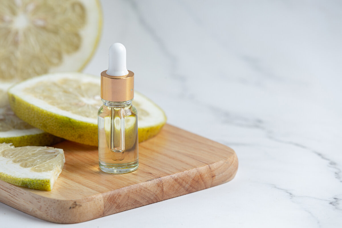 <a href="https://ru.freepik.com/free-photo/grapefruit-oil-serum-bottle-put-on-white-marble-background_10991631.htm#query=%D1%8D%D1%84%D0%B8%D1%80%D0%BD%D0%BE%D0%B5%20%D0%BC%D0%B0%D1%81%D0%BB%D0%BE%20%D0%BB%D0%B8%D0%BC%D0%BE%D0%BD%20%D0%B4%D0%BE%D1%82%D0%B5%D1%80%D1%80%D0%B0&position=11&from_view=search&track=ais">Изображение от jcomp</a> на Freepik