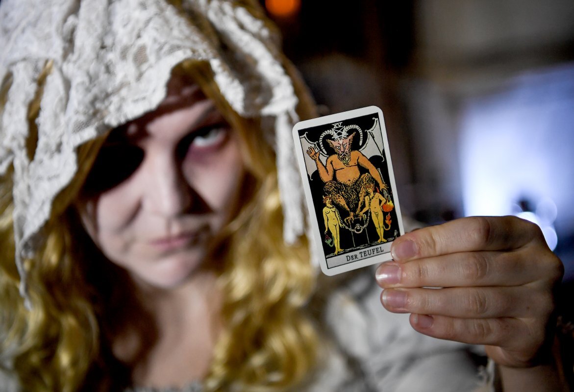 Россияне все чаще интересуются гаданием и целительством.  Фото: Britta Pedersen/ZB/globallookpress.com