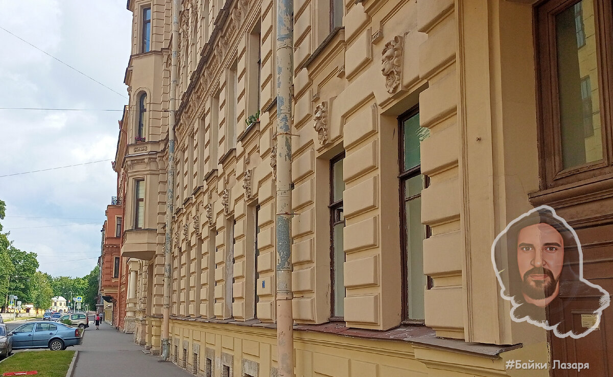 Маскароны львов над окнами