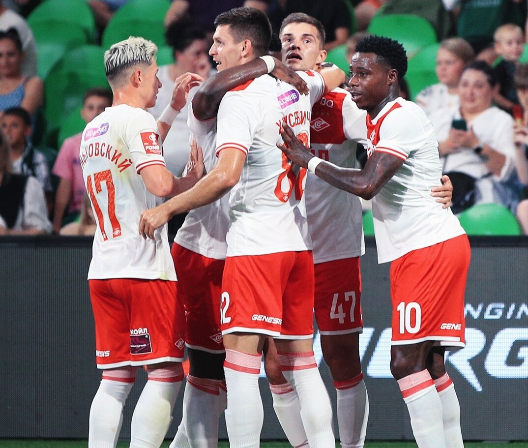 Спартаковцы после первого забитого мяча.