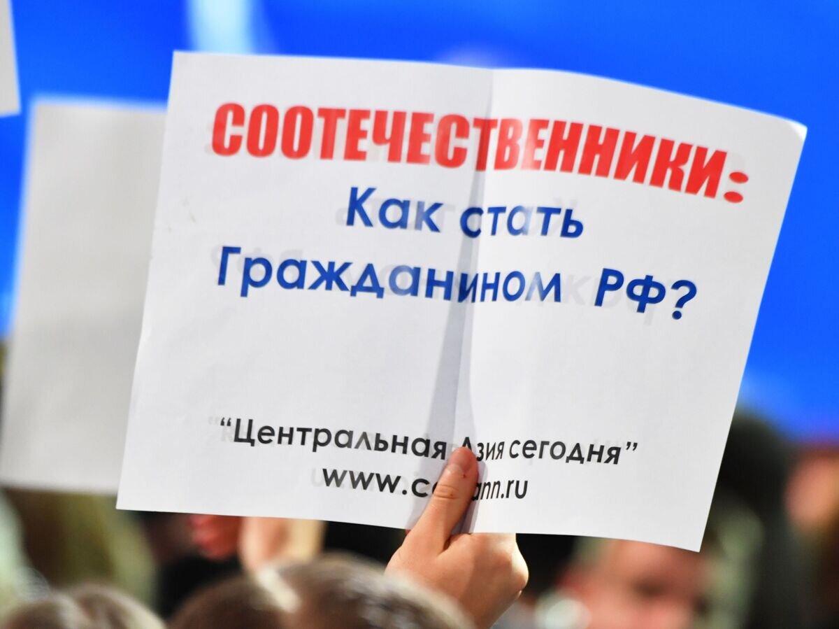    Плакат в руках журналиста, участвующего в ежегодной большой пресс-конференции президента РФ Владимира Путина© РИА Новости / Наталья Селиверстова