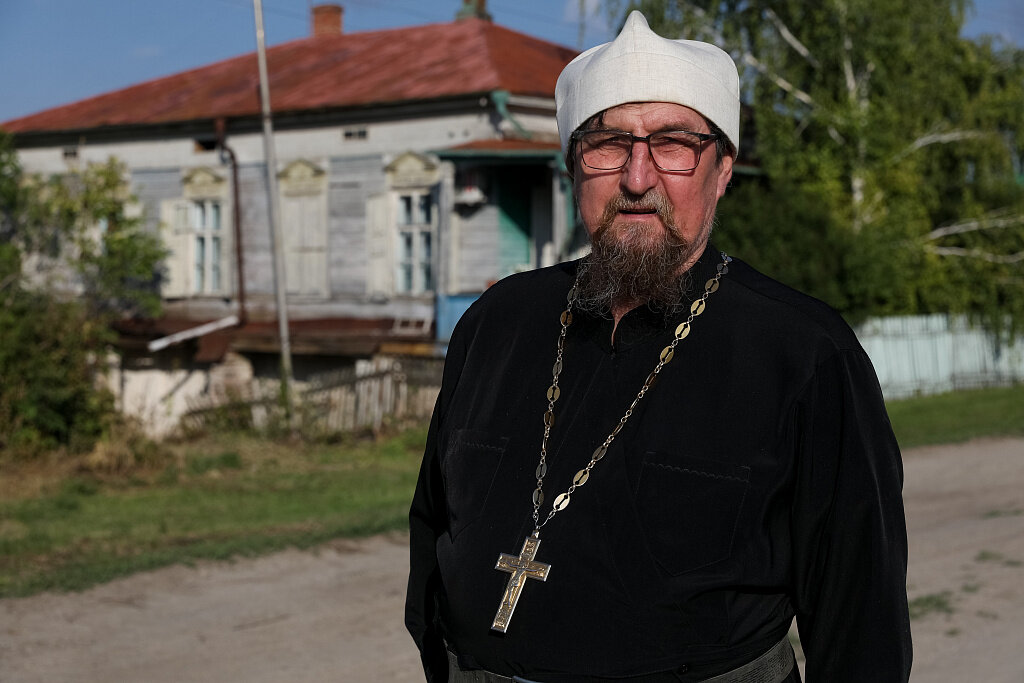 Спасите батюшку