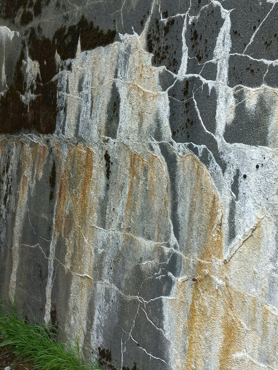 Вот такие рисунки увидела на каменной стене