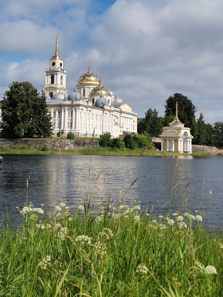 Вид на Нило-Столобенскую пустынь и озеро Селигер