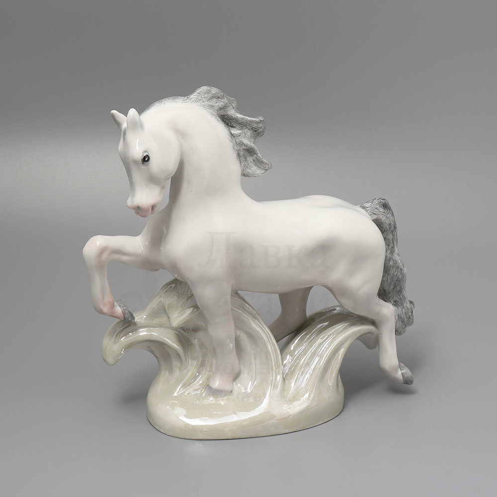 Статуэтка «Конь», авторская роспись, скульптор Ефимов И. С., анималистика ЛФЗ, 1950-е. Фото с нашего сайта dvaveka.ru