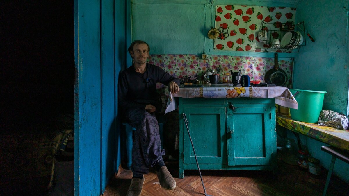     Дедушка из Ирбейского района единственный в деревне жил без электричества 25 лет и скончался за несколько недель до подключения. Все из-за ошибки коммунальщиков в 90-х годах.