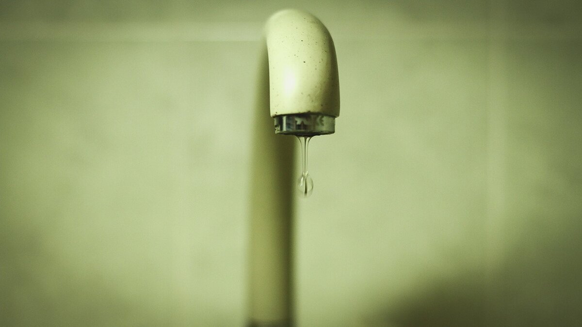     Роспотребнадзор рассказал об очередном штрафе директору предприятия «Совхакасское». Водопровод в селе до сих пор не привели в порядок.