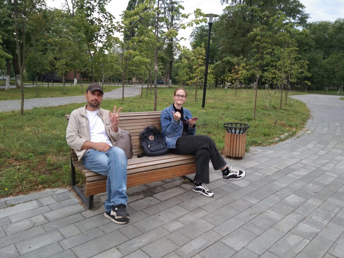 Муж с дочкой в одноим из парков