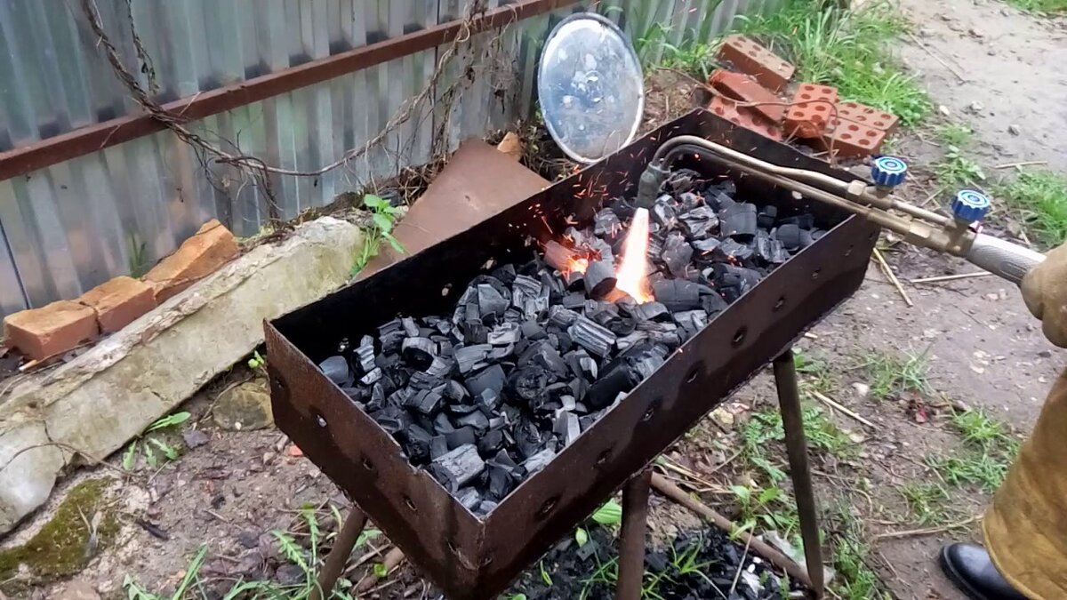 Можно разжечь и такой горелкой, если хочется)) Сварщик, он во всем сварщик!