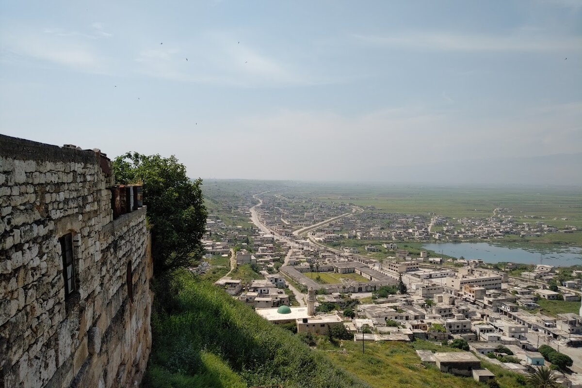 Вид на современный город с замковой стены