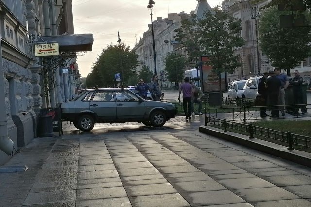    Что известно о мужчине, поджегшем военкомат в центре Петербурга?