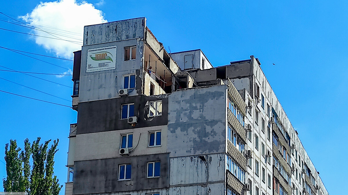 Разрушенные панельные дома восстанавливают монолитом. Ставят опалубку и бетонируют новые стены и перекрытия. 