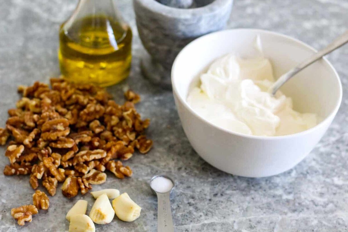 сметаны с грецкими орехами и чесноком