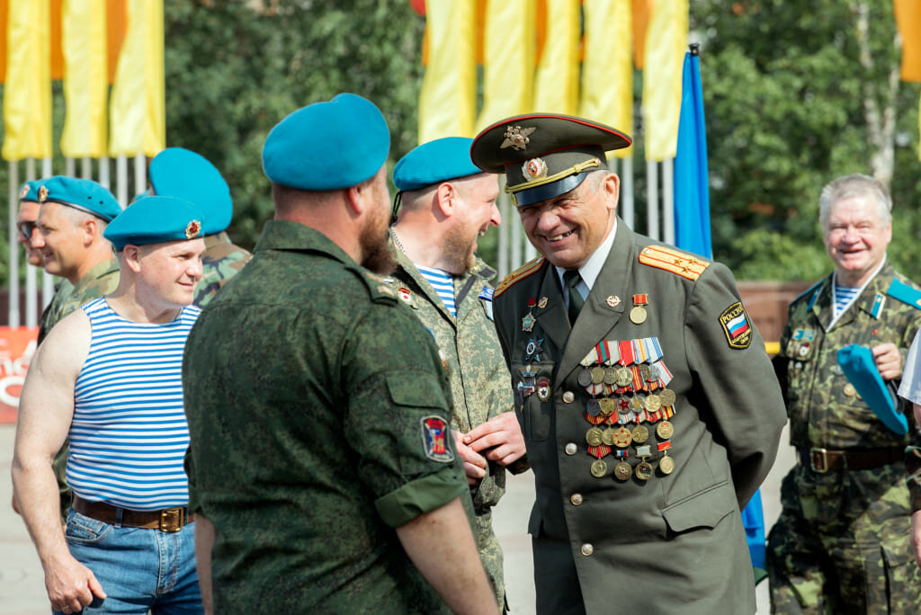 С праздником ВДВ. Боец ВДВ. 2 Августа праздник ВДВ. Служба в ВДВ. Сургут тутов