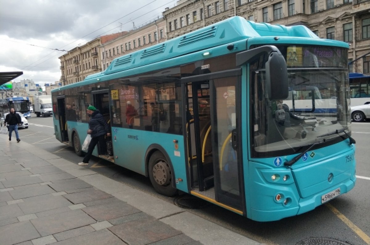    137 лазурных автобусов сняли с маршрутов в Петербурге