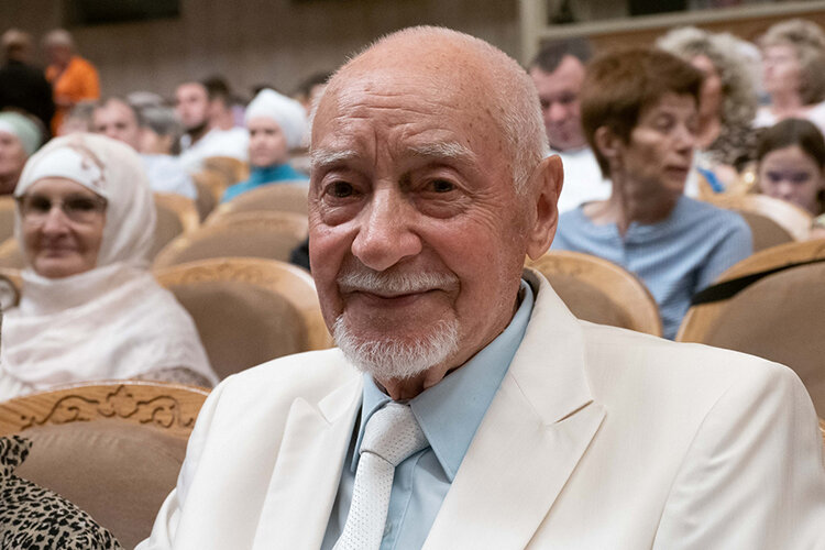    На первый концерт пришел легендарный актер, народный артист РСФСР Равиль Шарафиев. Мэтра можно считать практически талисманом августовских вечеров татарского певца №1