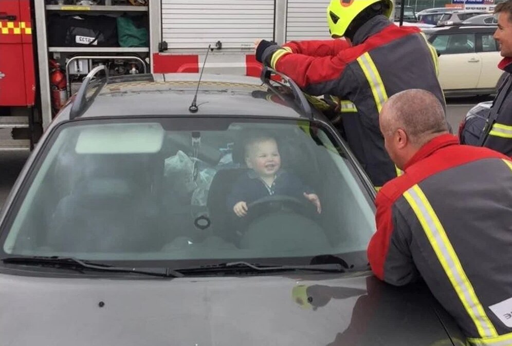 В Британии ребенок улыбается спасателям, пока его пытаются вызволить из авто