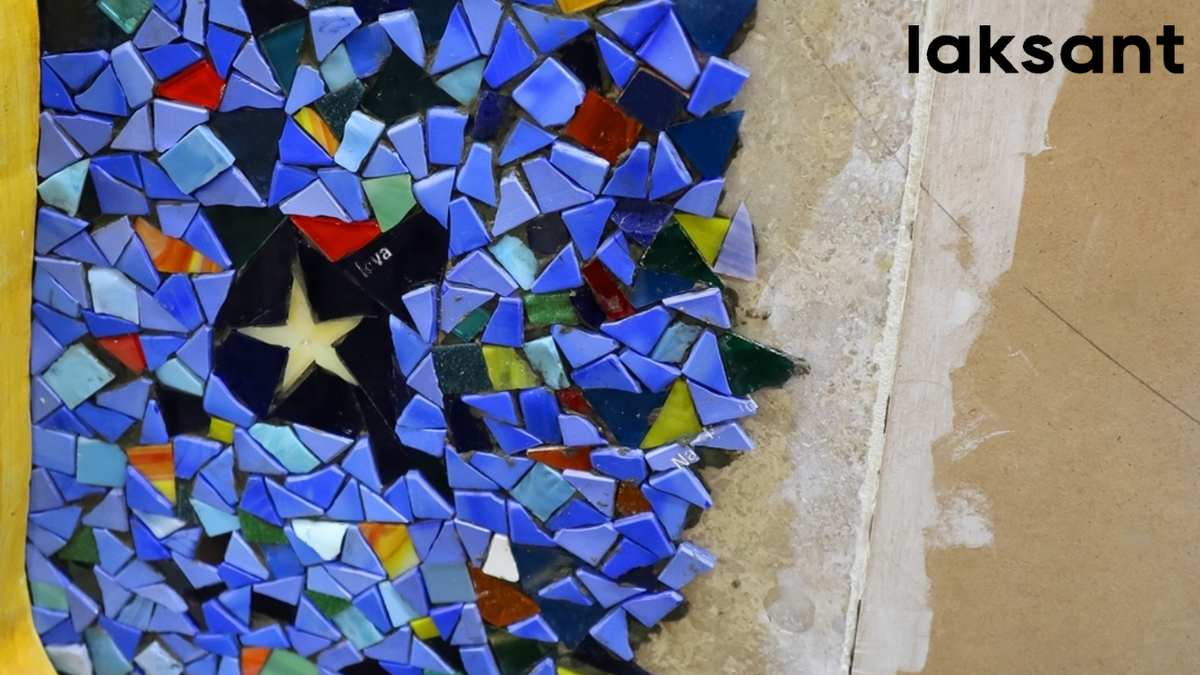 Когда Настя рассказывала свою историю, она с гордостью сказала: "И теперь наша ванная - настоящее произведение искусства, и все благодаря креативному настроению моего маленького помощника. Ремонт - это не только исправление дефектов, но и возможность превратить проблему в удивительное приключение!"