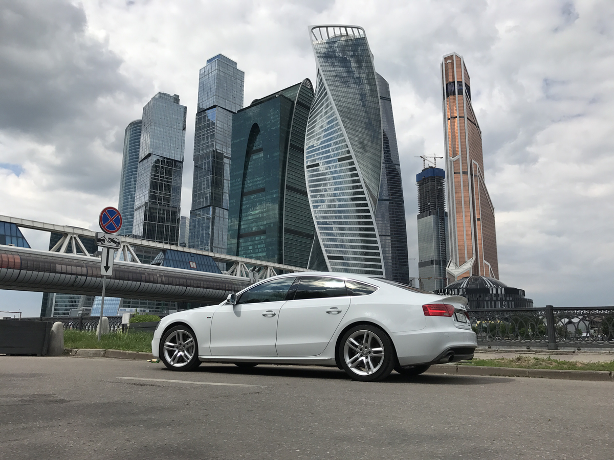 Машины Москоу Сити. Машина на фоне Москва Сити. Автомобиль и небоскрёбы. Небоскребы машины города. Город машин отзывы