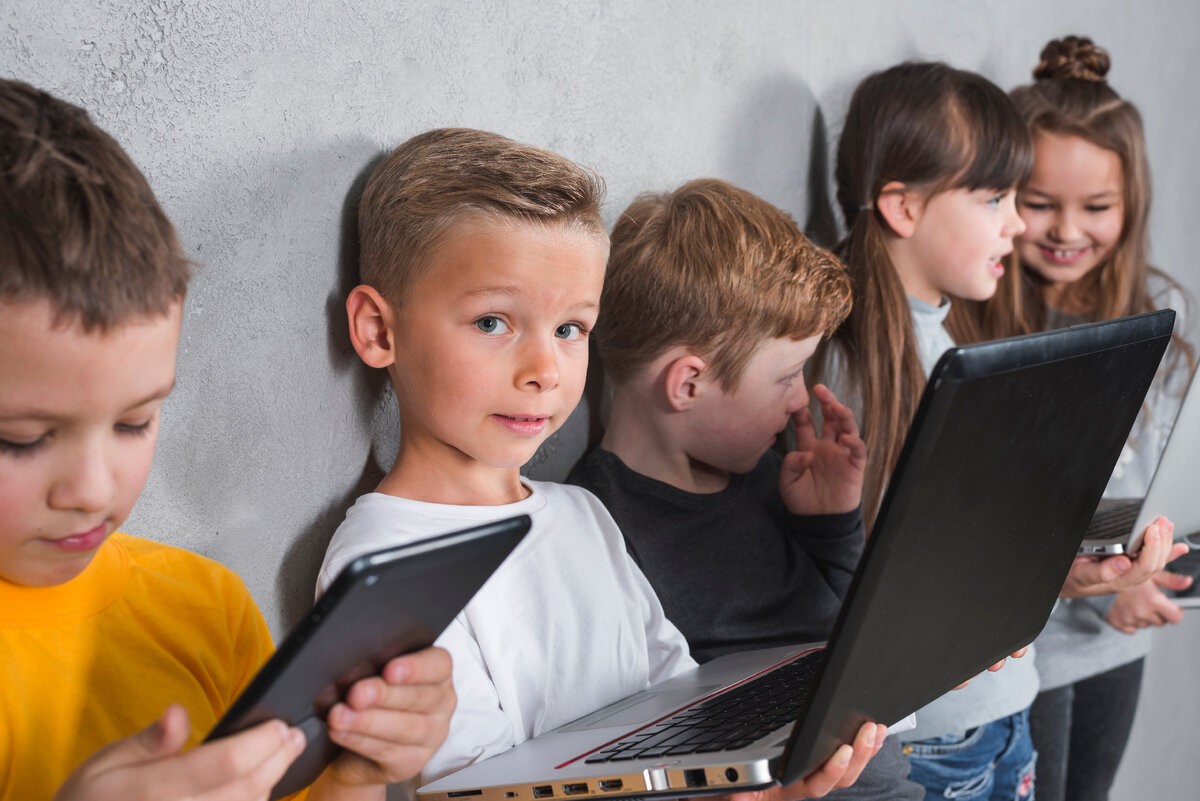 Цифровые ученики. Дети с гаджетами в школе. Детский контент. Children using cloud Technology.