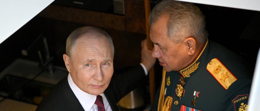 Владимир Путин (слева) может продолжить финансирование войны против Украины в среднесрочной перспективе за счёт нового государственного долга и альтернативных каналов сбыта, таких как Китай. Справа от российского президента: министр обороны Сергей Шойгу © IMAGO/ITAR-TASS