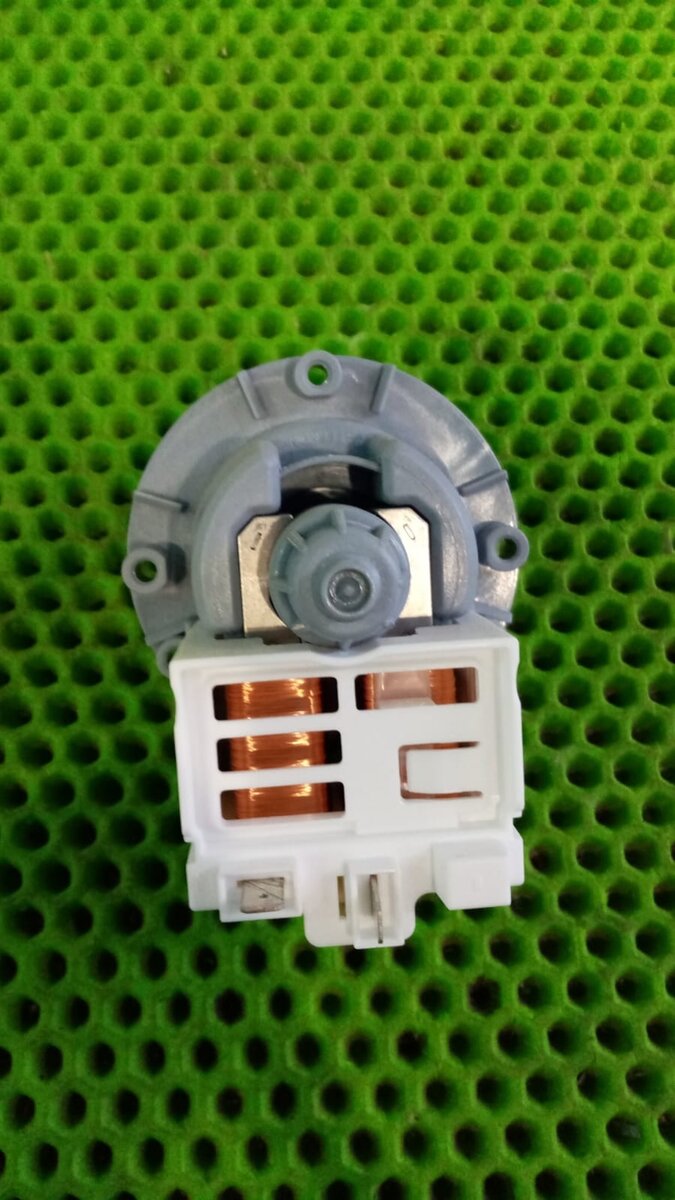 полярности не имеет, подключать можно любой стороной.