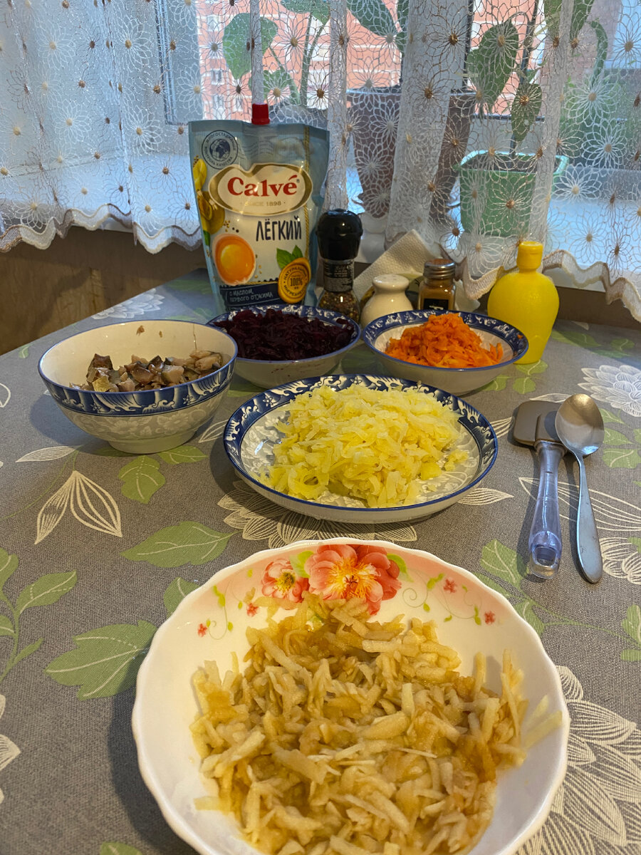 Чтобы уменьшить калорийность салата за счет уменьшения жиров в салате, майонез выбираю самой низкой жирности (либо Calve легкий 20%, либо майонезный соус густой текстуры 15%).