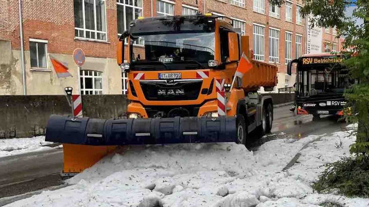 Снегоуборочная техника вышла на улицы города в Германии из-за обильного  града | Bizmedia.kz | Дзен