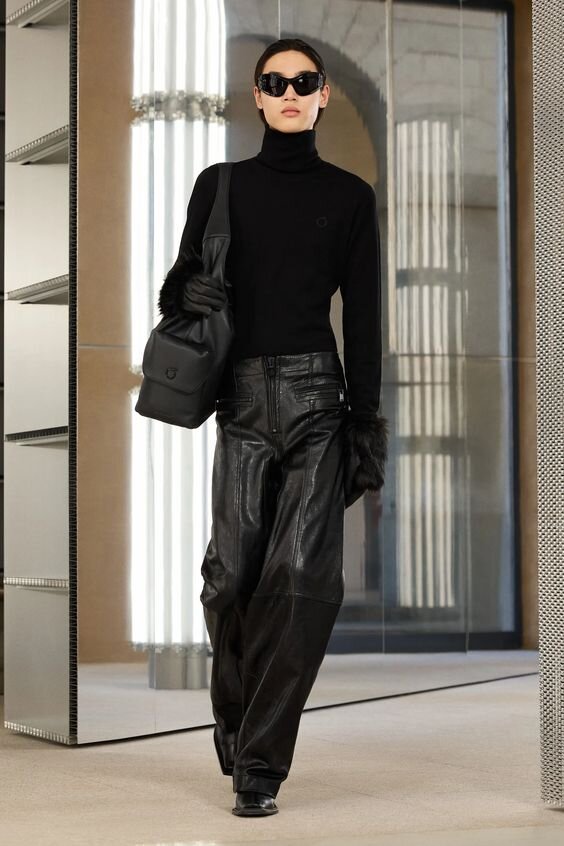 Какие брюки снова в моде: показывает Нина Добрев