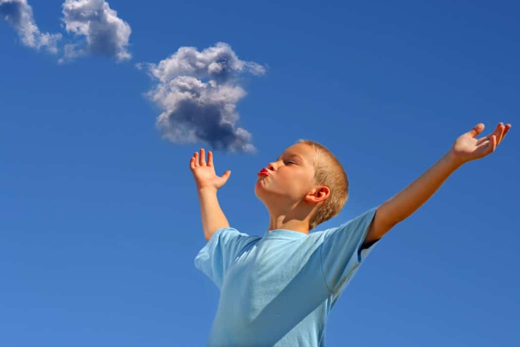 Легко дышите легко живите. Человек в воздухе. Чистый воздух. Воздух для детей. Дышать свежим воздухом.