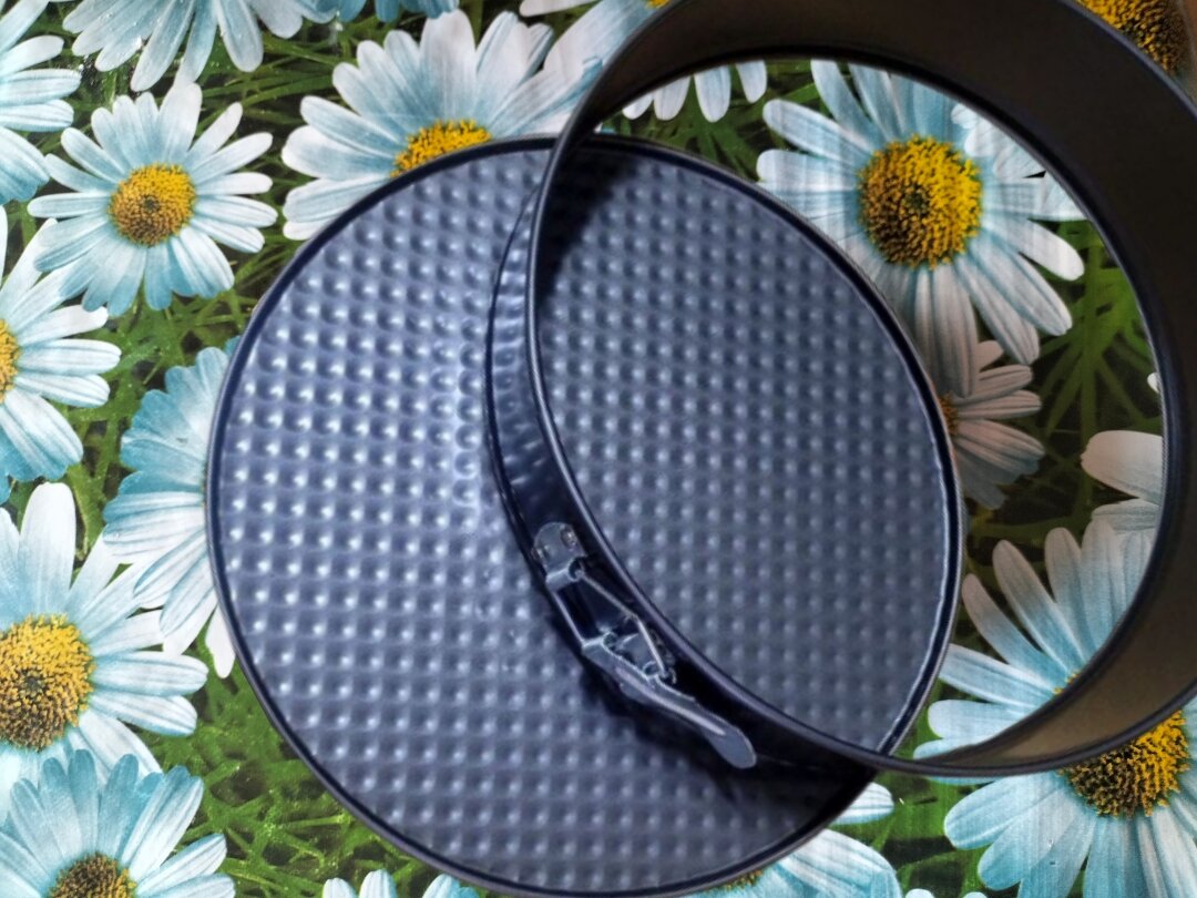 Дно убираем, бортик стягиваем до 18 см в диаметре 