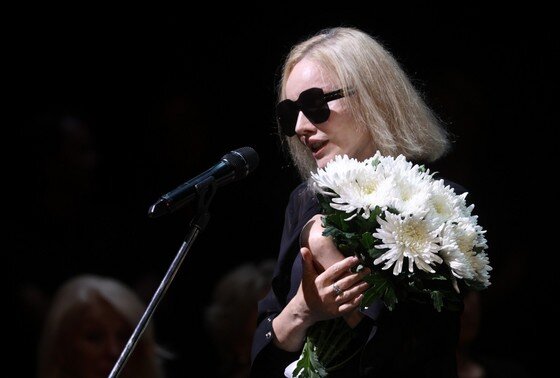    Российская актриса Марина Зудина на похоронах коллеги Ирины Мирошниченко