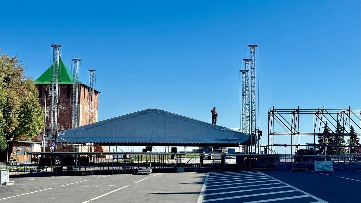     На площади Минина и Пожарского в Нижнем Новгороде устанавливают главную сцену ко Дню города, который пройдет 19 августа. Об этом сообщили в пресс-службе мэрии.