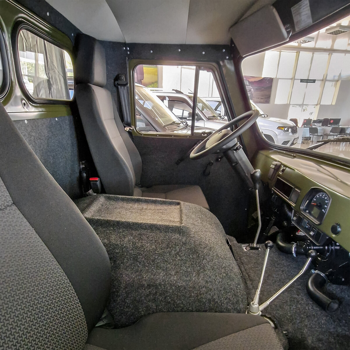 Место под iPad на кожухе двигателя уже предусмотрено, а вот беспроводная зарядка в салоне авто ожидается к 2034 году.