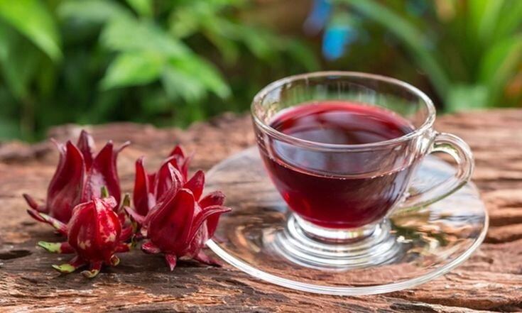 Цветы гибискуса могут быть от светлого алого до темного рубинового оттенка. Такие тона природе дают антоцианы (не только красного оттенка, а и синего, и фиолетового) — вещества, которые уменьшают уровень вредного холестерина в крови и даже помогают снизить давление.