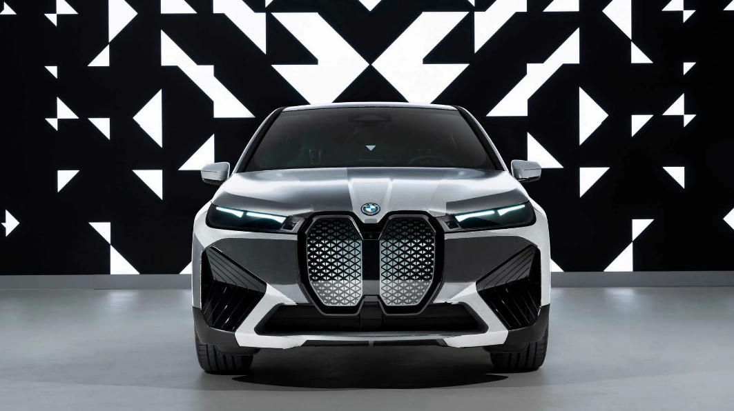 Компания BMW продемонстрировала новый дизайн-концепт i Vision Dee в рамках ежегодной выставки Consumer Electronics Show 2023, проводившейся в Лас-Вегасе.