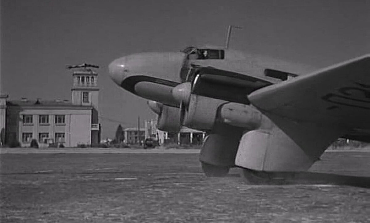 Гражданский самолет ПС-89. Кадр из фильма