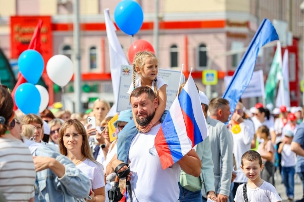    В центре Екатеринбурга прошел парад делегаций восьми городских районов