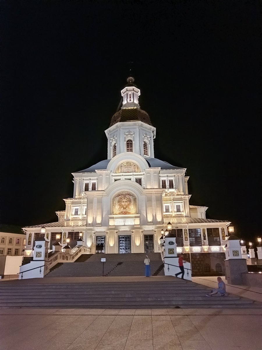 Благовещенский собор ночью. Успенский храм находится слева на цокольном этаже