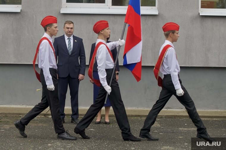    Вынос флага перед Эдуардом Сосниным в школе «Точка» Сергей Русанов © URA.RU