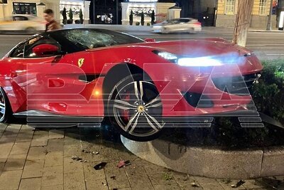    Baza: в центре Москвы спорткар Ferrari Portofino врезался в дерево ©Baza