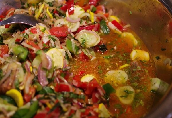 Этот овощной салат на зиму — вкуснейший мультиовощной салат, который готовят для консервирования в банках из смешанных ингредиентов.-9